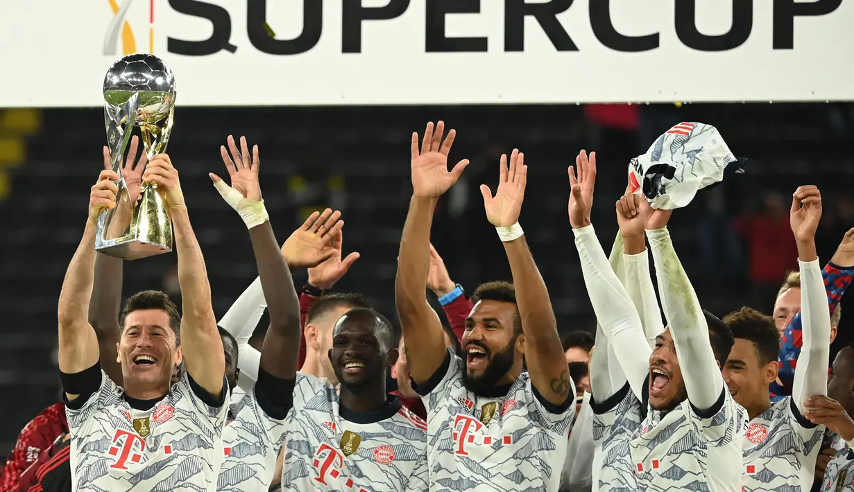 Robert Lewandowski memang mampu meraih 4 trofi tim bersama Bayern Muenchen di musim 2020/2021 yaitu UEFA Super Cup 2020, FIFA Club World 2020, Liga Jerman 2020/2021 dan DFL Super Cup 2021. (AFP/Ina Fassbender)