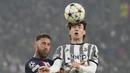 <p>Bek PSG, Sergio Ramos berebut bola udara dengan pemain Juventus, Matias Soule selama pertandingan lanjutan grup H Liga Champions di stadion Allianz di Turin, Italia, Kamis (3/11/2022). PSG menang atas tuan rumah Juventus 2-1. (AP Photo/Antonio Calanni)</p>