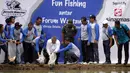 Menteri Desa, PDTT Eko Putro Sandjojo (baju putih) bersama anggota JMI melepaskan bibit Ikan Mas tanda dimulainya kegiatan Fun Fishing antar forum Wartawan dalam event Peluncuran JMI di Depok, Sabtu (21/10). (Liputan6.com/Pool)