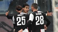 Bintang Cristiano Ronaldo bersama rekannya Adrien Rabiot dan Merih Demiral merayakan golnya ke gawang Sampdoria dalam lanjutan Liga Italia Serie A, Kamis (19/12/2019) dini hari WIB. Juventus menang 2-1. (Luca Zennaro/ANSA via AP)