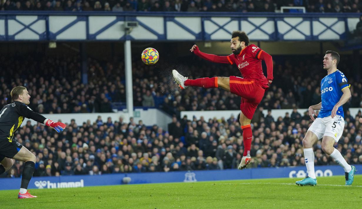 Mohamed Salah menjadi bintang kemenangan Liverpool dengan memborong dua gol, sedangkan dua gol lainnya dicetak oleh Jordan Henderson dan Diogo Jota. (AP/Jon Super)