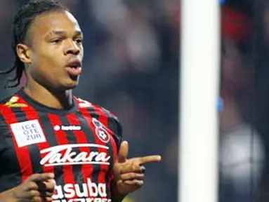 Selebrasi gol ala striker Nice, Loic Remy di laga lanjutan Ligue 1 melawan Toulouse di Ray Stadium, Nice, 22 November 2009. Nice unggul 1-0. AFP PHOTO VALERY HACHE 