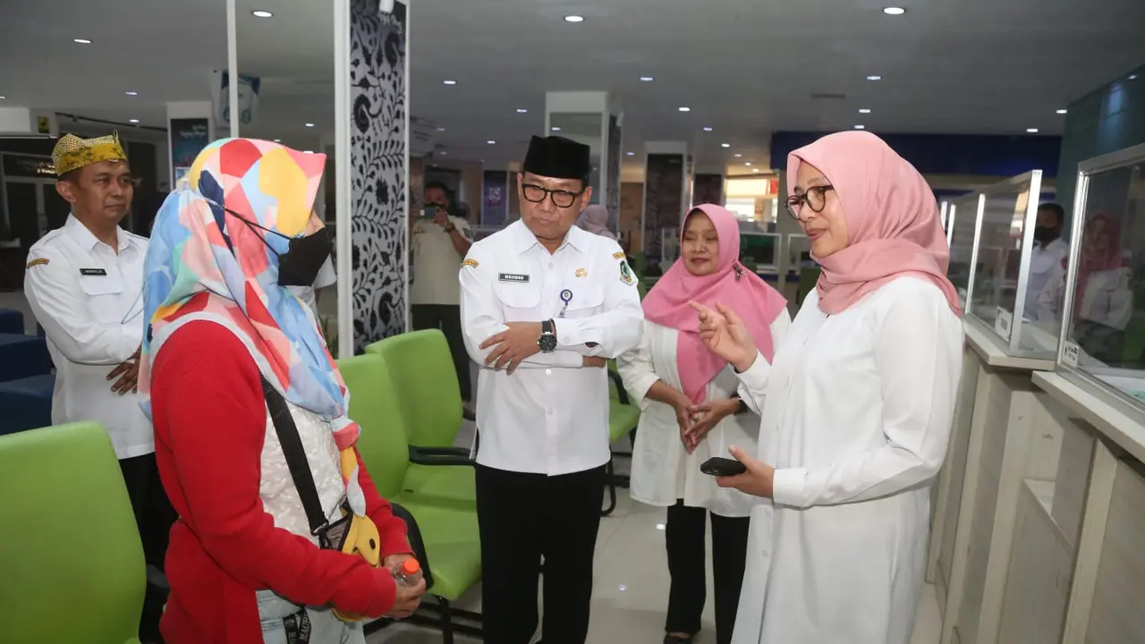 Bupati Banyuwangi Ipuk Fiestinandani sidak layanan publik di hari pertama masuk kerja pasca libur panjang Lebaran (Istimewa)