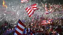 Suporter Atletico Madrid berkumpul di pusat kota Madrid untuk merayakan kemenangan "Los Rojiblancos" menjuarai La Liga musim 2013-2014, (18/5/2014). (REUTERS/Juan Medina)