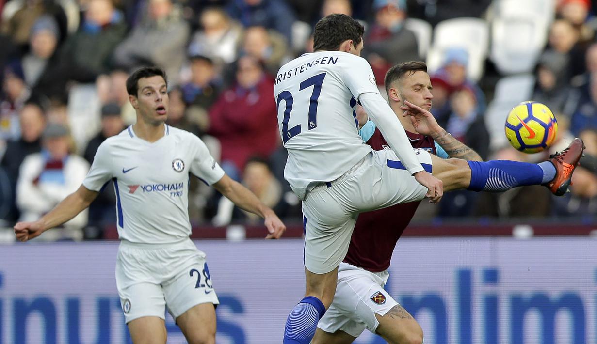Bek Chelsea, Andreas Christensen, menghadang bola dari gelandang West Ham United, Marko Arnautovic, pada laga Premier League di Stadion London, Sabtu (10/12/2017). Chelsea Takluk 0-1 dari West Ham United. (AP/Alastair Grant)