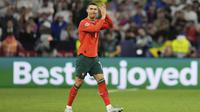 Kapten Portugal&nbsp;Cristiano Ronaldo memberikan tepuk tangan saat meninggalkan lapangan dalam&nbsp;laga semifinal Nations League melawan Jerman, Kamis dini hari WIB (5-6-2025). (AP Photo/Matthias Schrader)