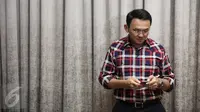 Calon Gubernur DKI Jakarta no 2, Basuki Tjahaja Purnama atau Ahok bersiap dibelakang panggung untuk mengikuti debat terakhir Pilgub DKI Jakarta di Hotel Bidakara, Jakarta, Rabu (12/4). (Liputan6.com/Faizal Fanani)