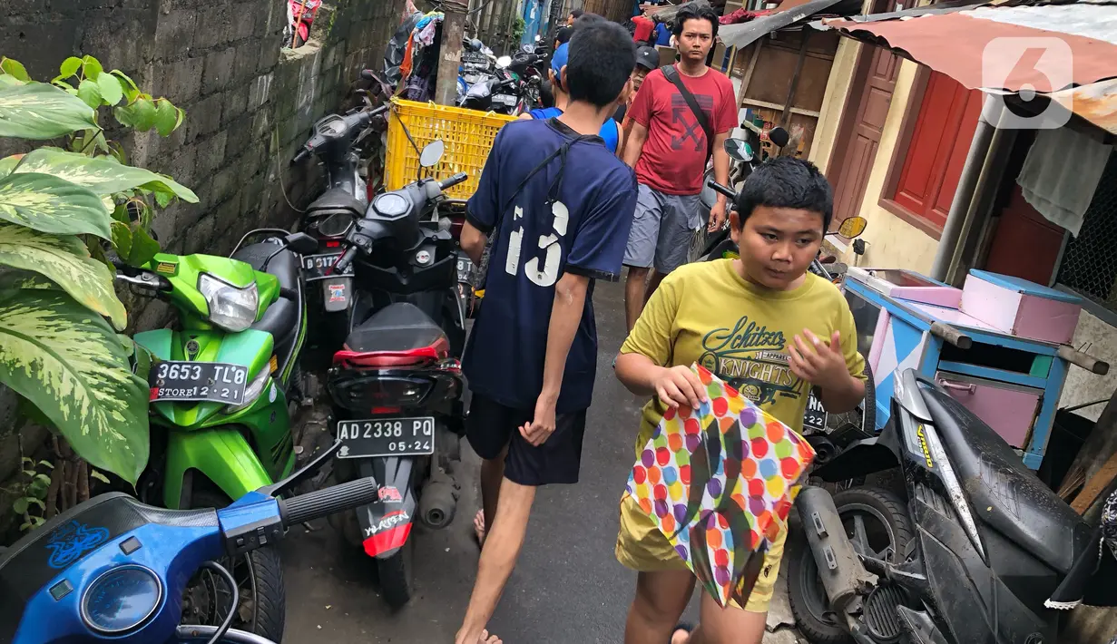 Sejumlah sepeda motor terparkir di sekitar Jalan Kebon Pala II, Jakarta, Selasa (25/2/2020). Banjir yang merendam kawasan tersebut menyebabkan warga mengungsikan kendaraannya ke tempat yang lebih tinggi. (Liputan6.com/Immanuel Antonius)