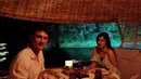 Titi Kamal dan Christian Sugiono, pasangan ini selalu berhasil membuat iri karena aura cinta mereka. Pasangan yang telah dikaruniai seorang anak ini tengah menikmati makan malam romantis di Ubud, Bali. (via instagram/@titi_kamall)