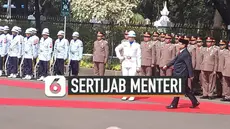 Menteri Pertahanan Prabowo Subianto tiba di Kantornya. Dia mendapat sambutan dengan upacara militer di kantor barunya itu.