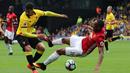 Pemain Watford, Miguel Britos, berebut bola dengan pemain MU, Anthony Martial, dalam laga Premier League di Stadion Vicarage Road, Minggu (18/9/2016). (Reuters/Eddie Keogh)