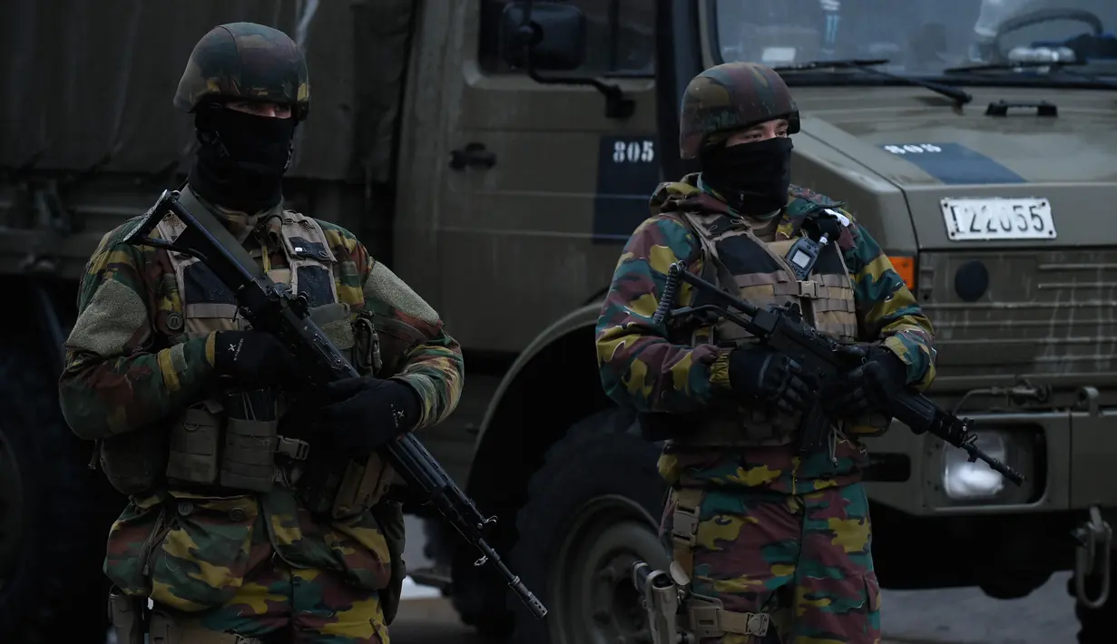 Tentara Belgia melakukan penjagaan di dekat Bandara Zaventem, Brussels, Belgia, (23/3). Sehari setelah serangan teror yang melanda kota Belgia, Petugas keamanan berjaga ketat dsekitaran lokasi. (JOHN THYS / AFP)