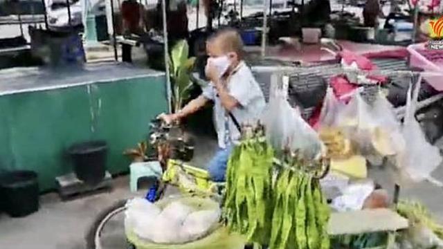 Kisah Bocah Jual Sayur Demi Hidupi Kakek di Tengah Lockdown, Bikin Terenyuh