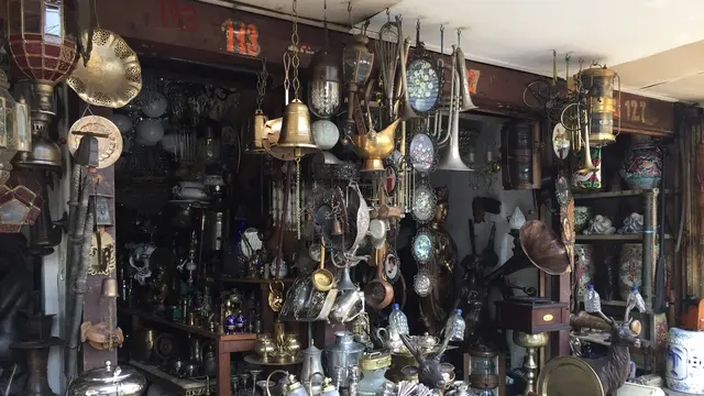 Pasar Antik di Jalan Surabaya, Menteng, Jakarta Pusat.