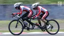 Atlet ParaCycling, Ni Mal Maghfiroh (pilot) dan Sri Sugiyanti saat laga di nomor Womens B Individual Time Trial Road Race Asian Para Games 2018 di Sirkuit Sentul, Bogor, Senin (8/10). Pasangan ini meraihperunggu. (Liputan6.com/Helmi Fithriansyah)
