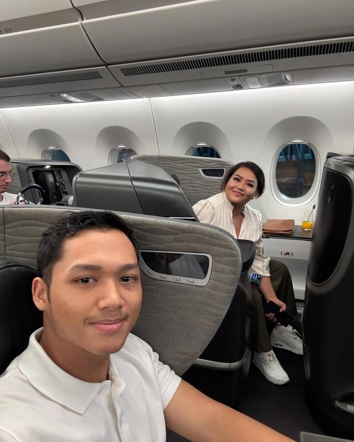 Nggak LDR Lagi, 7 Potret Azriel Hermansyah Bertemu Sarah Menzel di Inggris - Berangkat Bersama Calon Ibu Mertua
