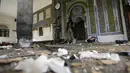 Militan Houthi berdiri di dalam Masjid al-Balili, Yaman pasca pemboman, Kamis (24/9/2015). Ledakan terjadi dua hari setelah Presiden Yaman, Abdrabbuh Mansour Hadi, kembali setelah diasingkan ke Arab Saudi. (REUTERS/Khaled Abdullah)