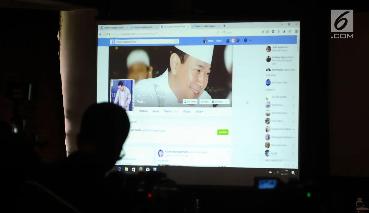 Layar monitor menampilkan akun media sosial asli milik Hutomo Mandala Putra, Jakarta, Kamis (5/10). Kuasa hukum Hutomo Mandala Putra menyampaikan hal terkait berita hoax lewat akun palsu yang mengatasnamakan kliennya. (Liputan6.com/Helmi Fithriansyah)