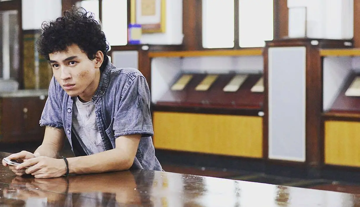 Bermain di film Dilan 1990, sosok Giulio ini memerankan karakter sebagai Anhar, sahabat Dilan, dan pastinya juga sebagai anak geng motor.  (Instagram/giulioparengkuan)