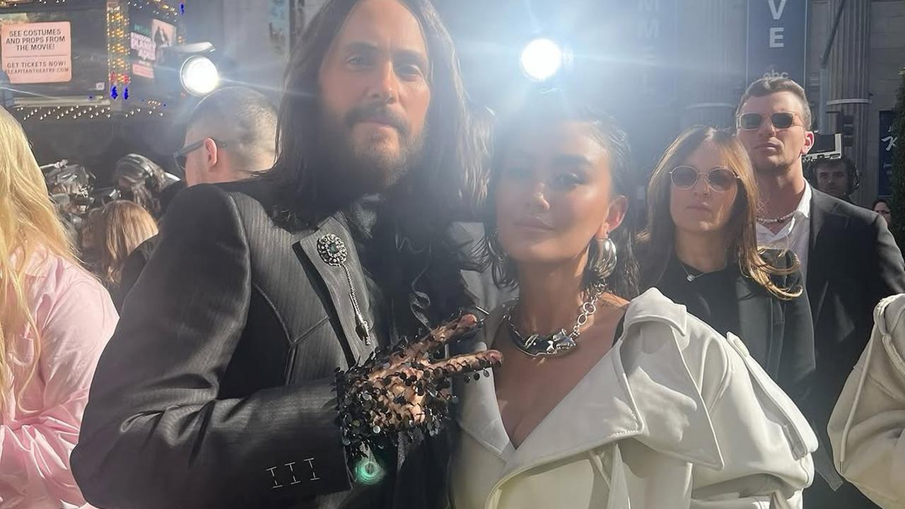 Potret Agnez Mo Berpose Bareng Selebriti Dunia, Netizen Tak Sabar Menunggu Album Barunya