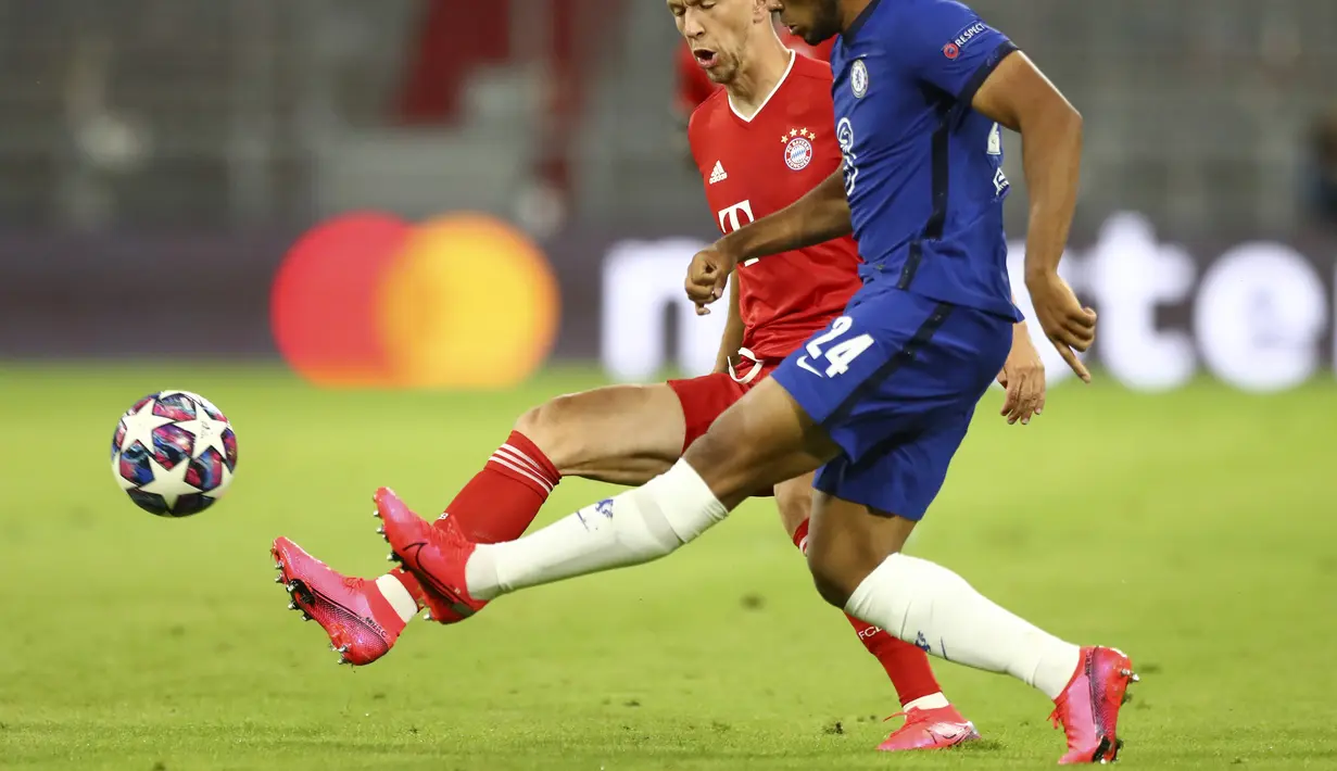 Bek Chelsea, Reece James berusaha mengumpan bola dari kawalan gelandang Bayern Munchen, Ivan Perisic pada leg kedua babak 16 besar Liga Champions di Allianz Arena, Jerman (8/8/2020). Munchen menang 4-1 atas Chelsea dan melaju ke perempat final dengan aggregat skor 7-1. (AP Photo/Matthias Schrader)