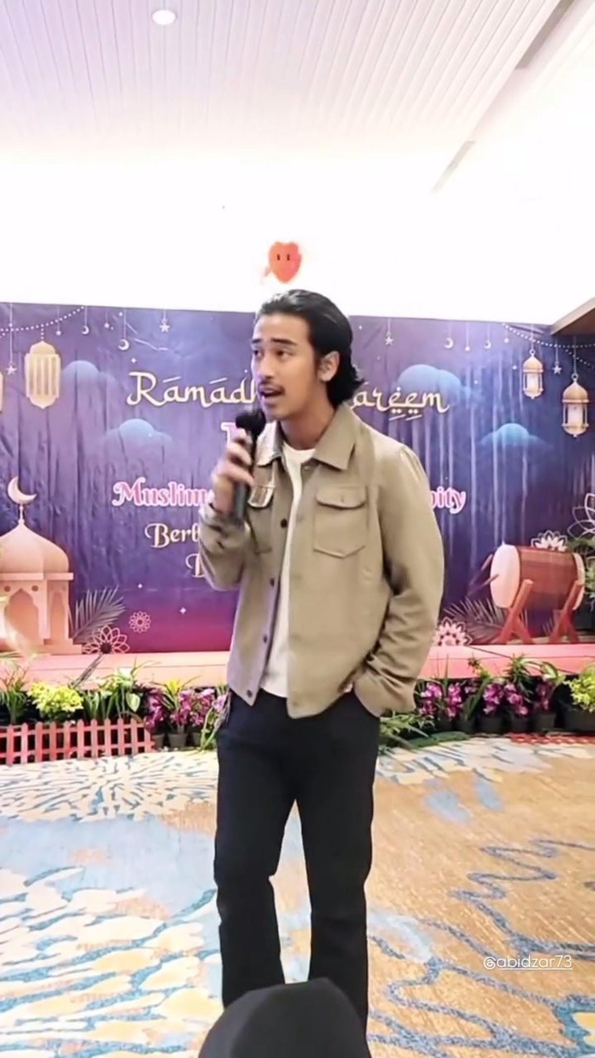 7 Potret Umi Pipik Hadir Acara Buka Puasa Bersama dengan Anak Yatim, Abidzar Al-Ghifari Hibur dengan Lagu