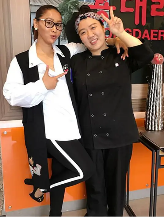 "Byk org berpikir... duit akeh,usaha apa aja yo enak 🤔anda salah !! Saya juga gak sangat kaya dan tdk byk uang,tapi otak dan pikiran saya berjalan berputar keras utk bisa bgmn punya modal dan membangun bisnis dimana2😘," jawab Inul. (Instagram/inul.d)