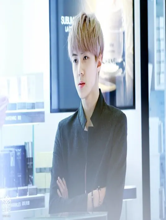 "Sehun, kau tampan sekali bahkan terlihat sejak SMP dan SMA. Kau memiliki aura kharisma yang begitu kuat," tulis netizen. (Soompi/Bintang.com)