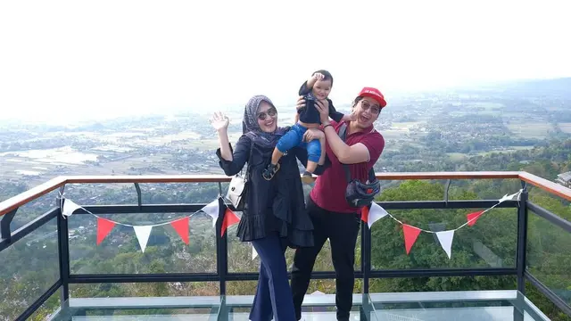 Jarang Tersorot, Ini 6 Potret Manis Tommy Kurniawan dan Sang Istri
