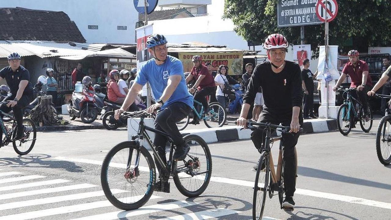 Jokowi bersepeda bersama AHY di Yogyakarta, Minggu (28/1), sambil menyapa masyarakat. .<br><br>