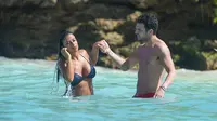 Fabregas Asyik Cumbui Janda Seksinya di Pantai Eksotis Karibia