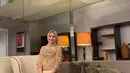 Seperti potret yang satu ini, Dine Mutiara tampil memesona kenakan dress beraksen sulaman bunga.  [Foto: IG/dine.pearl].