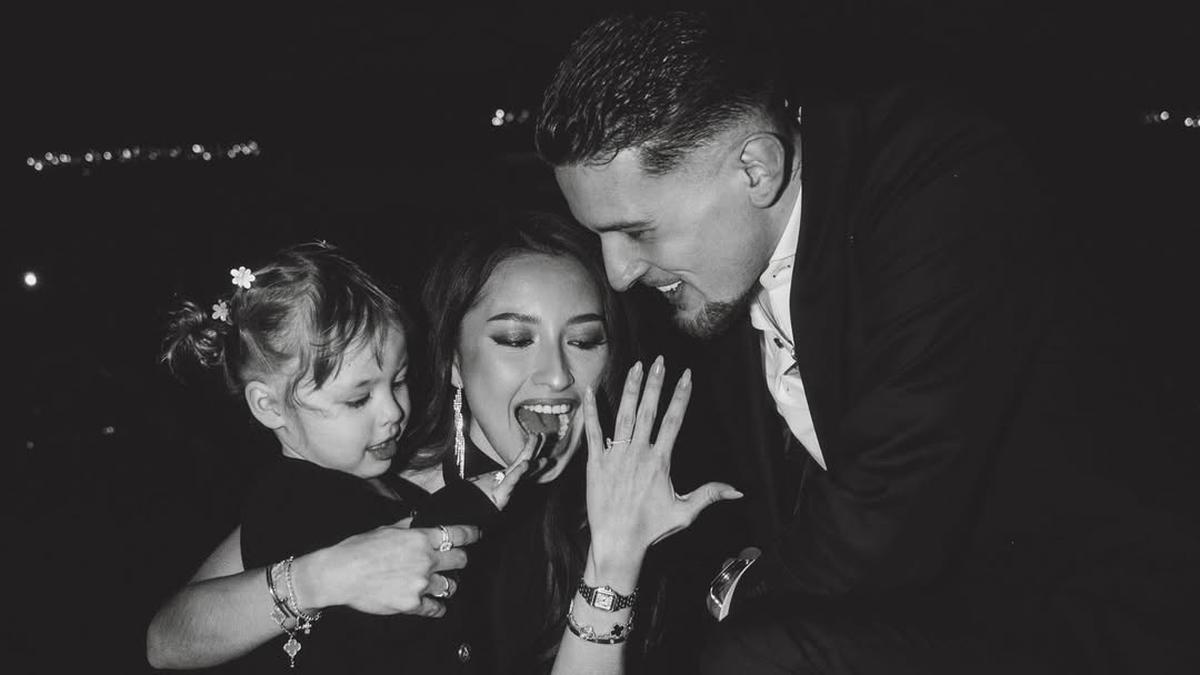 Manis dalam Dress Hitam, Kamari Ikut Terima Cincin di Momen Lamaran Jennifer Coppen