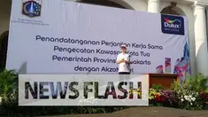 Basuki Tjahaja Purnama atau Ahok semringah. Kota Tua yang yang tengah dalam proses mempercantik diri saat ini mendapatkan bantuan pengecatan ulang dari perusahaan cat kenamaan asal Belanda, AkzoNobel. 