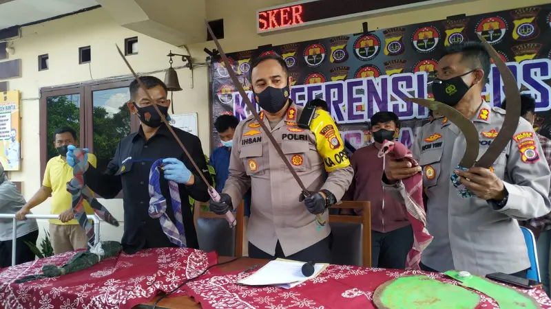 Polisi amankan barang bukti senjata tajam.