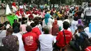 Suasana saat relawan Indonesia Bersatu menggelar aksi potong tumpeng di depan Istana Negara, Jakarta, Jumat (5/7/2019). Aksi tersebut merupakan syukuran atas terpilihnya Joko Widodo atau Jokowi sebagai Presiden RI untuk kedua kalinya. (Liputan6.com/JohanTallo)