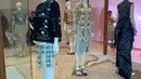 TOTON juga mempresentasikan koleksi kali ini dengan format yang berbeda. Tersaji dalam bentuk presentasi dan exhibition para pengunjung dalam puas melihat, memandang dan mengagumi keseluruhan koleksi. Masih terkemas dalam rangkaian acara Jakarta Fashion Week 2025, koleksi ini membawa sesi baru yang memukau pada hari terakhir ajang pekan mode bergengsi di Indonesia. [ Foto: Fimela.com ]