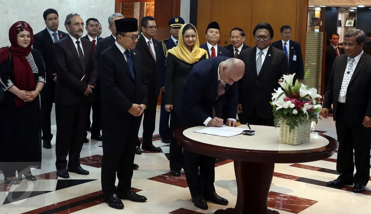 Presiden Afganistan Mohammad Ashraf Ghani mengisi buku tamu di gedung MPR/DPR, Komplek Parlemen, Jakarta, Kamis (6/4). Kunjungannya ke MPR untuk kerjasama antara Pemerintah Afganistan dan MPR. (Liputan6.com/Johan Tallo)