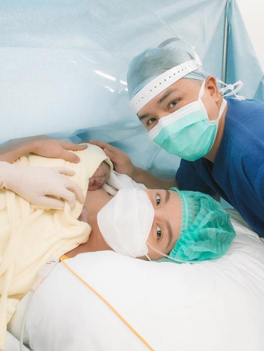 Melewati proses persalinan kali ini tentu bukan hal mudah bagi Chelsea. Mengingat masih dalam situasi pandemi Covid-19 yang berisiko tinggi, Chelsea pun rela melewatinya tanpa ditemani pihak keluarga. (Instagram/chelseaoliviaa)