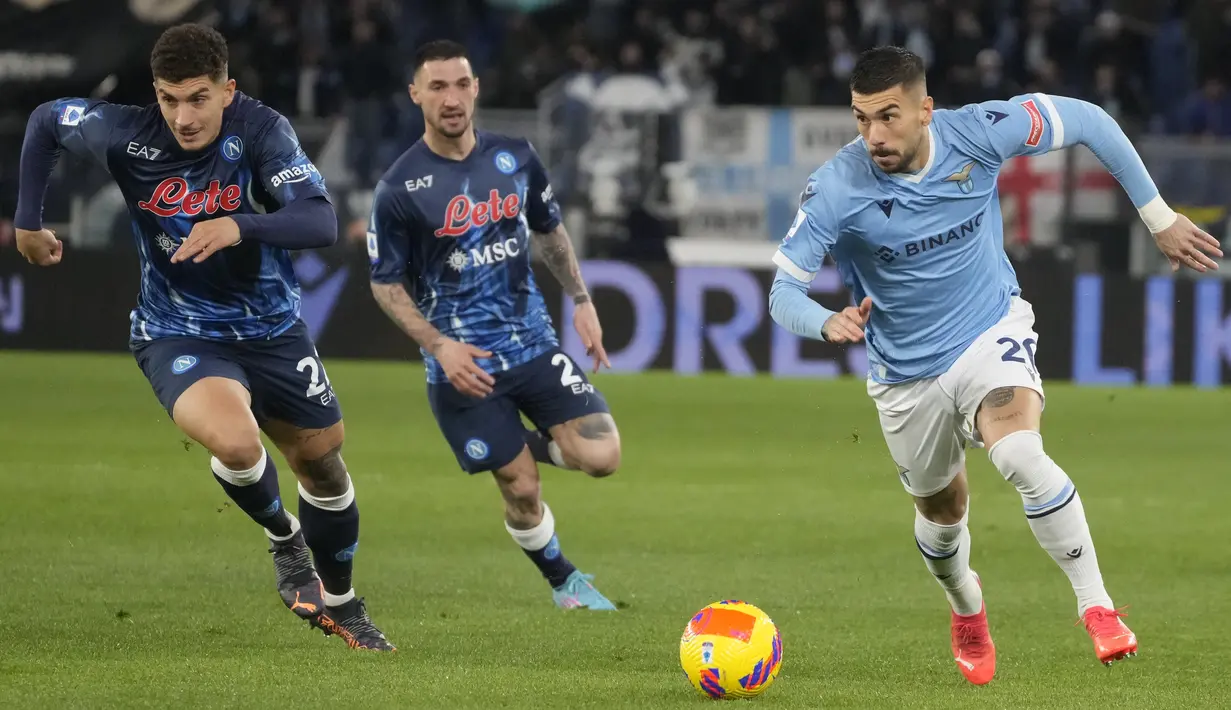 Gelandang Lazio, Mattia Zaccagni (kanan) membawa bola saat bertanding melawan Napoli  pada pertandingan Liga Serie A Italia di stadion Olimpiade Roma, Senin (28/2/2022). Dengan kemenangan ini, Napoli berhasil memuncaki klasemen sementara dengan 57 poin. (AP Photo/Gregorio Borgia)