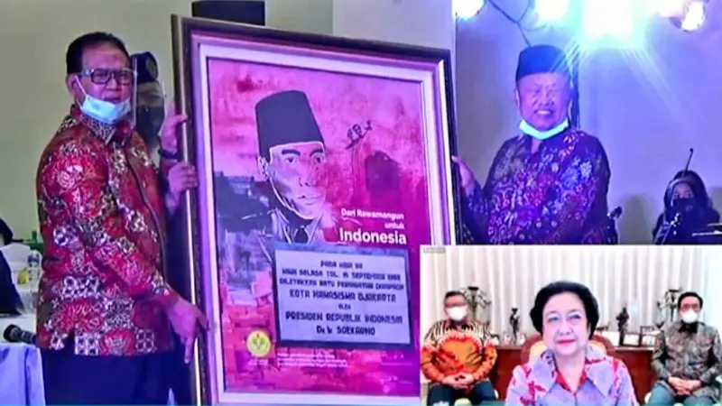 Ketua Umum PDIP Megawati Soekarnoputri Menerima Penghargaan dari UNJ.