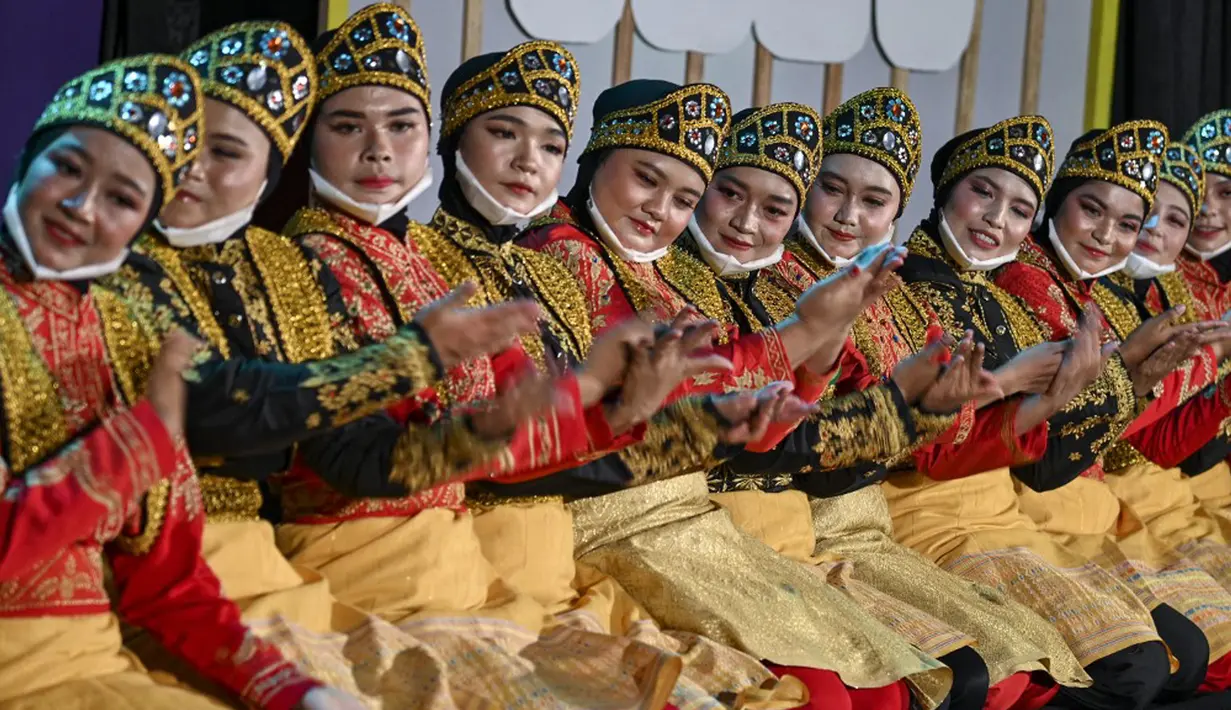 Para penari tampil dalam Festival Tari Ratoh Jaroe di Banda Aceh, Aceh, Rabu (8/9/2021). Tari Ratoh Jaroe merupakan salah satu tarian tradisional asal Aceh yang sangat terkenal. (CHAIDEER MAHYUDDIN/AFP)