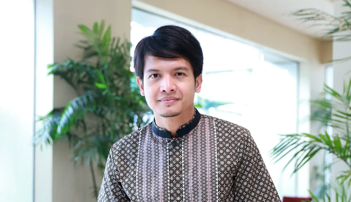 Dimas Seto selalu menunjukan sifat romantis untuk Dhini Aminarti. Bagi Dimas, Dhini merupakan pasangan hidup yang sudah menjadi belahan jiwanya. (Adrian Putra/Bintang.com)