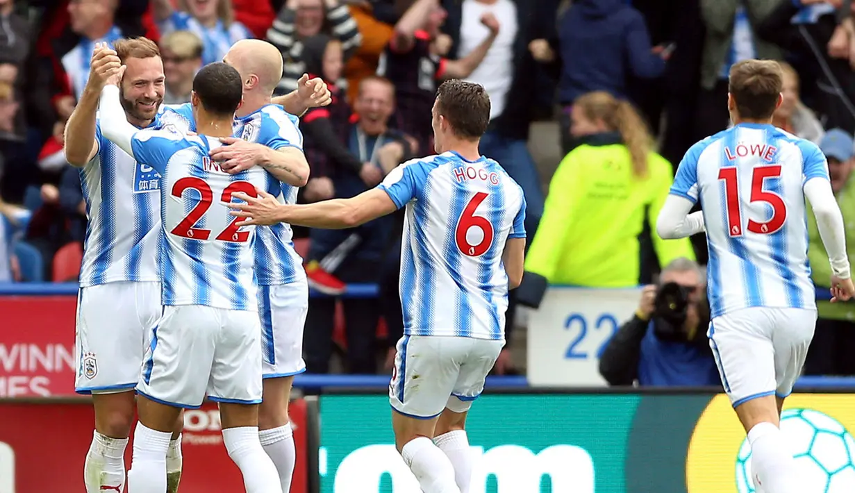 Laurent Depoitre bersama pemain Huddersfield lainnya merakan gol kedua saat melawan Manchester United dalam Liga Inggris di stadion John Smith di Huddersfield (21/10). Depoitre berhasil menyumbang satu gol untuk Huddersfield. (Nigel French / PA via AP)