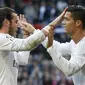 Bintang Real Madrid, Cristiano Ronaldo dan Gareth Bale, merayakan gol ke gawang Getafe pada laga La Liga, Spanyol di Stadion Santiago Bernabeu, Spanyol, Sabtu (5/12/2015). (Reuters/Susana Vera)