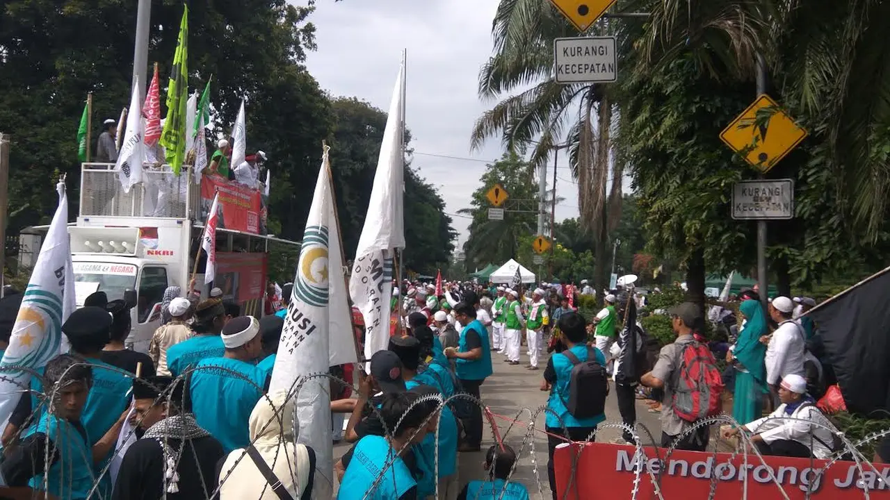 Massa di sidang Ahok