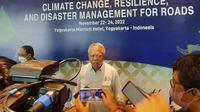 Menteri Pekerjaan Umum dan Perumahan Rakyat (PUPR) Basuki Hadimuljono saat membuka Seminar Climate Change, Resilience, and Disaster Management For Roads di Yogyakarta, Selasa (22/11/22).