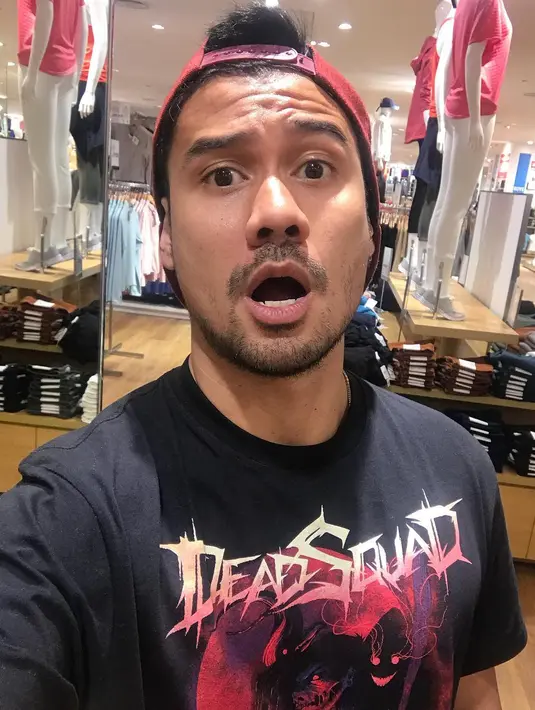 Setelah menjadi seorang suami, Chicco memang mengalami perubahan demi perubahan. Bahkan, dirinya juga terlihat lebih tampan dan bahagia. Ketika dikatakan seperti itu, begini lah tanggapan Chicco. (Instagram/chicco.jerikho)