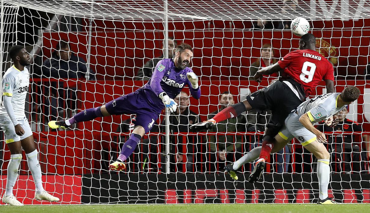 Striker Manchester United, Romelu Lukaku, melepaskan tandukkan kepala ke gawang Derby County pada Piala Liga Inggris di Stadion Old Trafford, Rabu (26/9/2018). Manchester United takluk adu penalti 9-10 (2-2) dari Derby County. (AP/Martin Rickett)