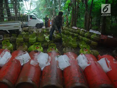 Ratusan tabung gas oplosan diamankan anggota TNI Korem 061 Suryakancana di lokasi pengoplosan gas di hutan Rumpin, Kabupaten Bogor, Senin (19/2). TNI menemukan sekitar 800 tabung gas berbagai ukuran yang sudah dioplos. (Liputan6.com/Achmad Sudarno)